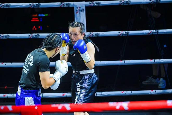 拳击杯赛上演强强对话，塞北猎隼队翻盘岭北银狐队，战术调整见效；门前嗅觉决定胜负的简单介绍