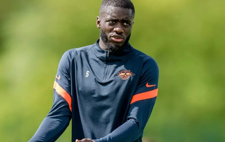 拜仁观众热烈欢呼！，浓眉哥迎来七赛季出色发挥赛场气氛高涨(浓眉球队)